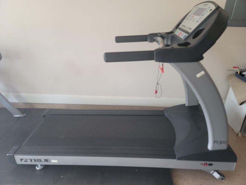 True Fitness PS300 Commercial Treadmil Barely Used