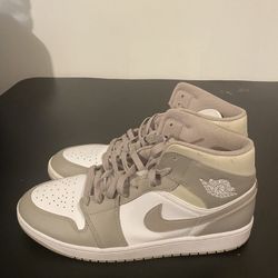 Air Jordan 1 Mids Authentic 