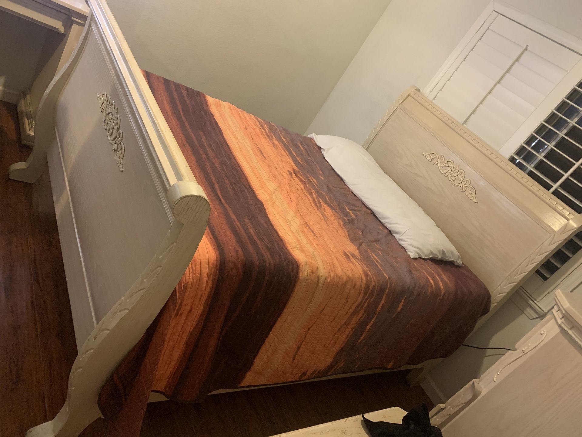 Ornate Full Size Wooden Bed