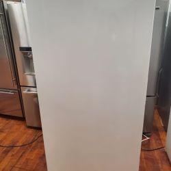 33” in wide freezer frigidare new open box perfect working 