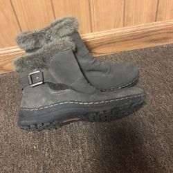Preowned Bare Traps  for women size 8.5 M