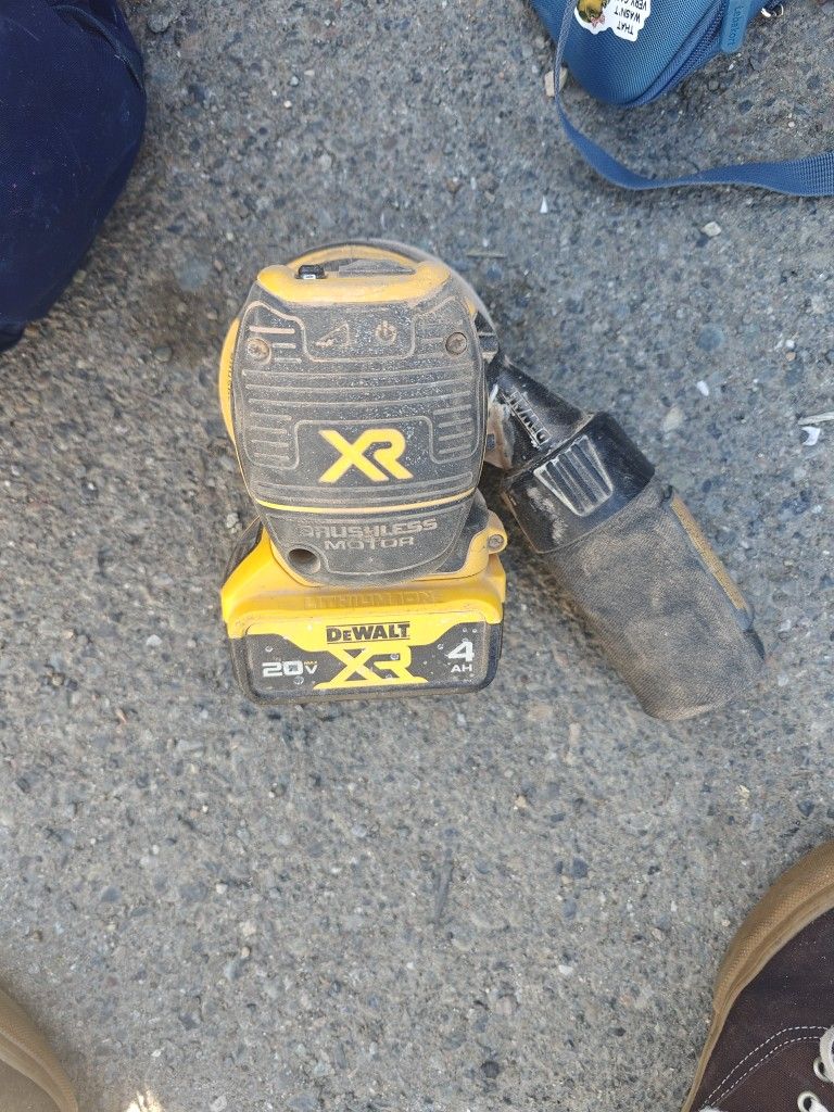 Dewlalt Sander Xr With 4 Ah Battery
