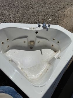 Corner Whirlpool Jetted Bathtub White :length 7ft  width 58  3/4’s