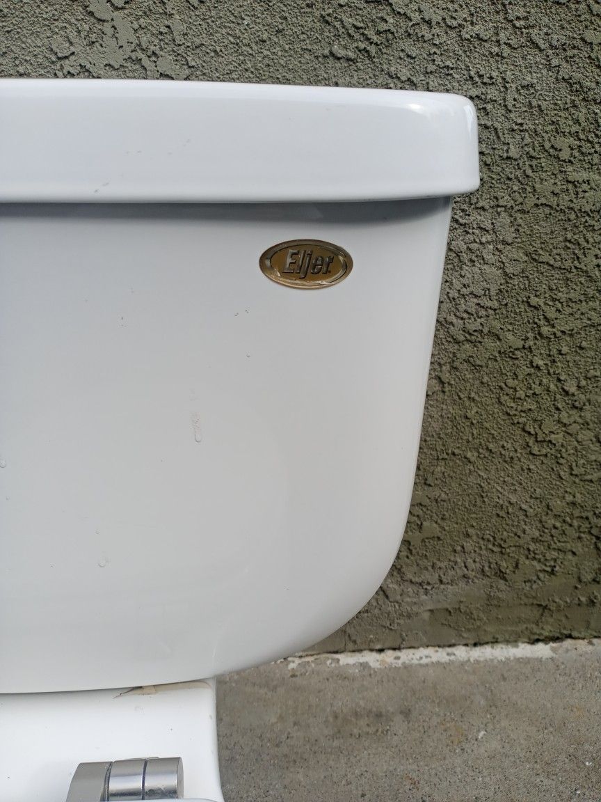 Eijer Toilette Like New $100 Dollars Or Best Offer Color White