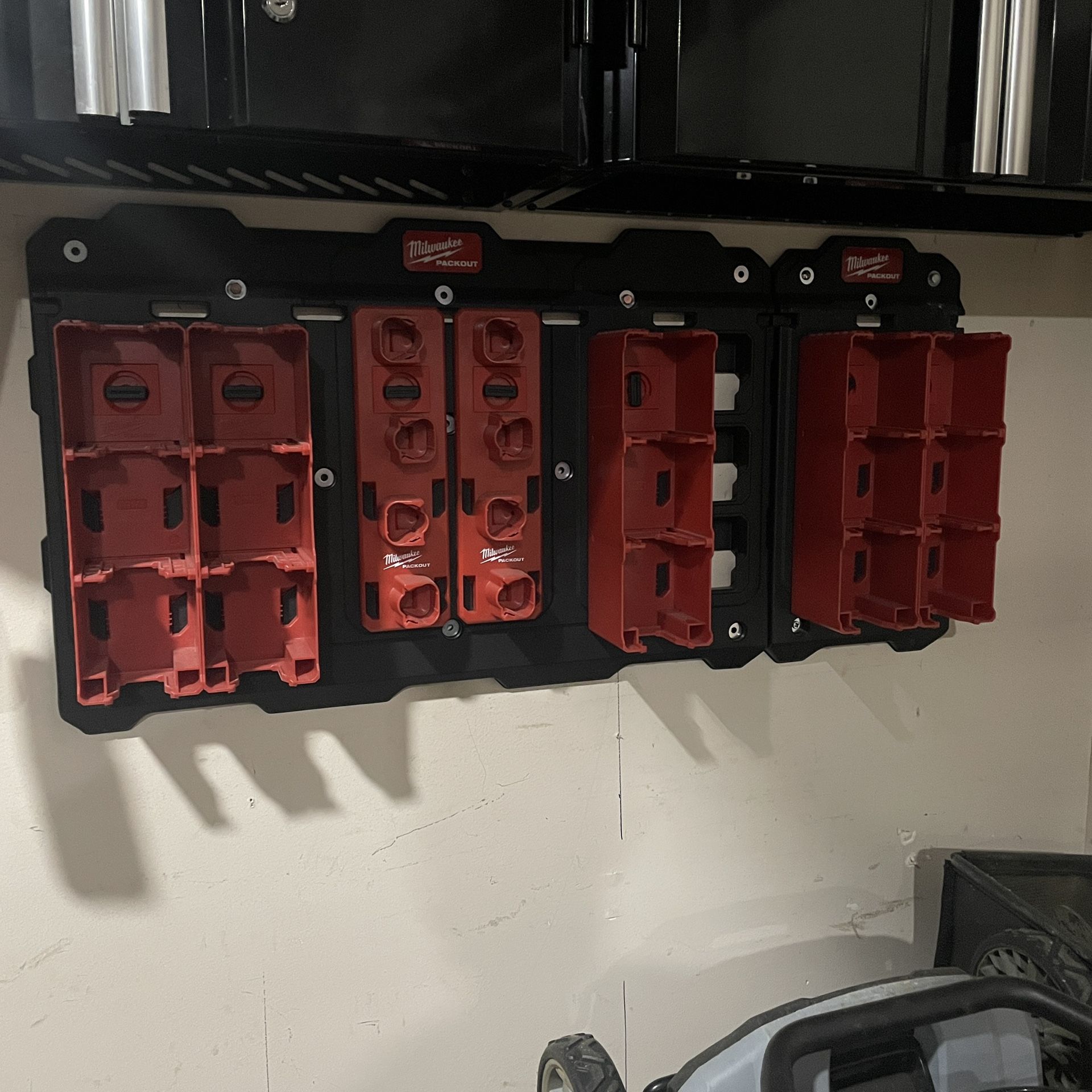 Like new milwaukee packout wall kit including a large wall plate, small wall plate, 5 m18 battery holders and 2 m12 battery holders (each holds 4)