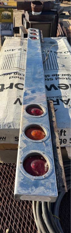 Semi truck light bar