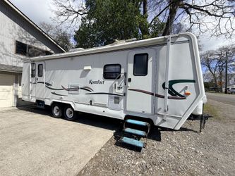 slide out queen bed excellent condition 2003 Komfort 30ft slide out queen bed excellent condition