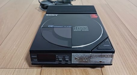 Very RARE!! vintage Sony D-50 Discman world's first portable CD player 1984 + optional dock! Works!