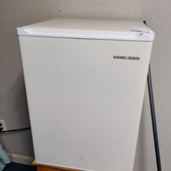 Mini Fridge Black & Decker