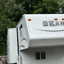 2004 Okanogan 9.5 Camper With Slide Out 