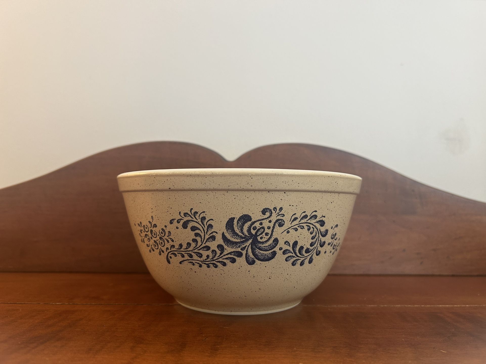 Vintage Pyrex Homestead 402 Mixing Bowl- good condition, nice shine. Some scratches inside