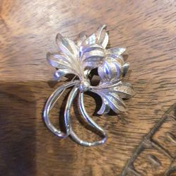 Beautiful Sterling Silver Clothes Flower Brooched