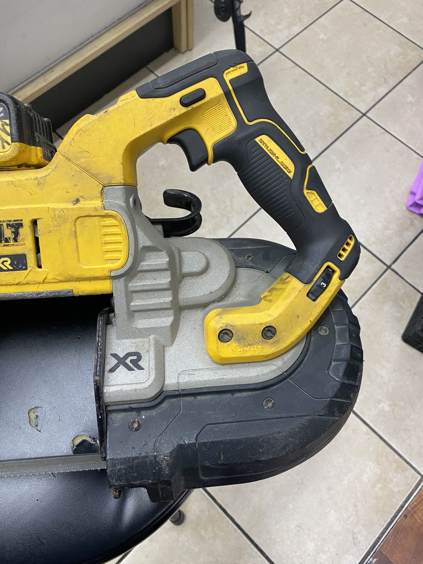 Dewalt Dcs374 Deep Cut Band Saw 5in Capacity for Sale in Tampa, FL