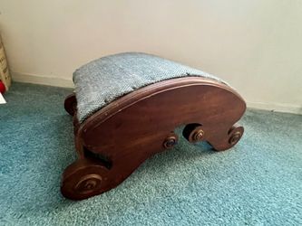 WOODEN FOOTSTOOL 