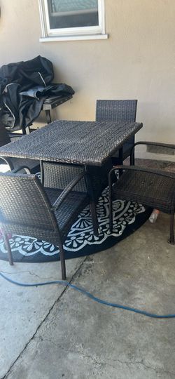 Patio Table 4 chairs