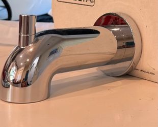 Delta Chrome Bathtub Spout with Diverter and Shower head