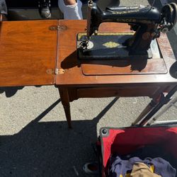 Singer Sewing Machine. Folds Up