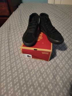 VANS = Womens - Suede Leather-Comfycush Sk8, Black. New With Box. Size: 8