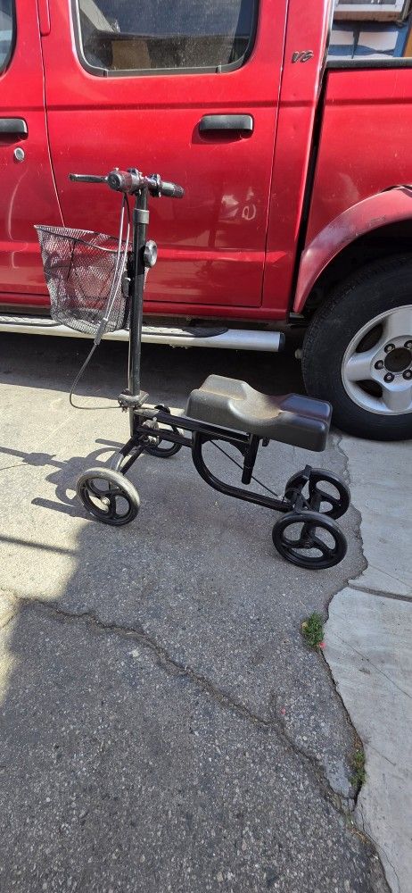 Knee roller scooter