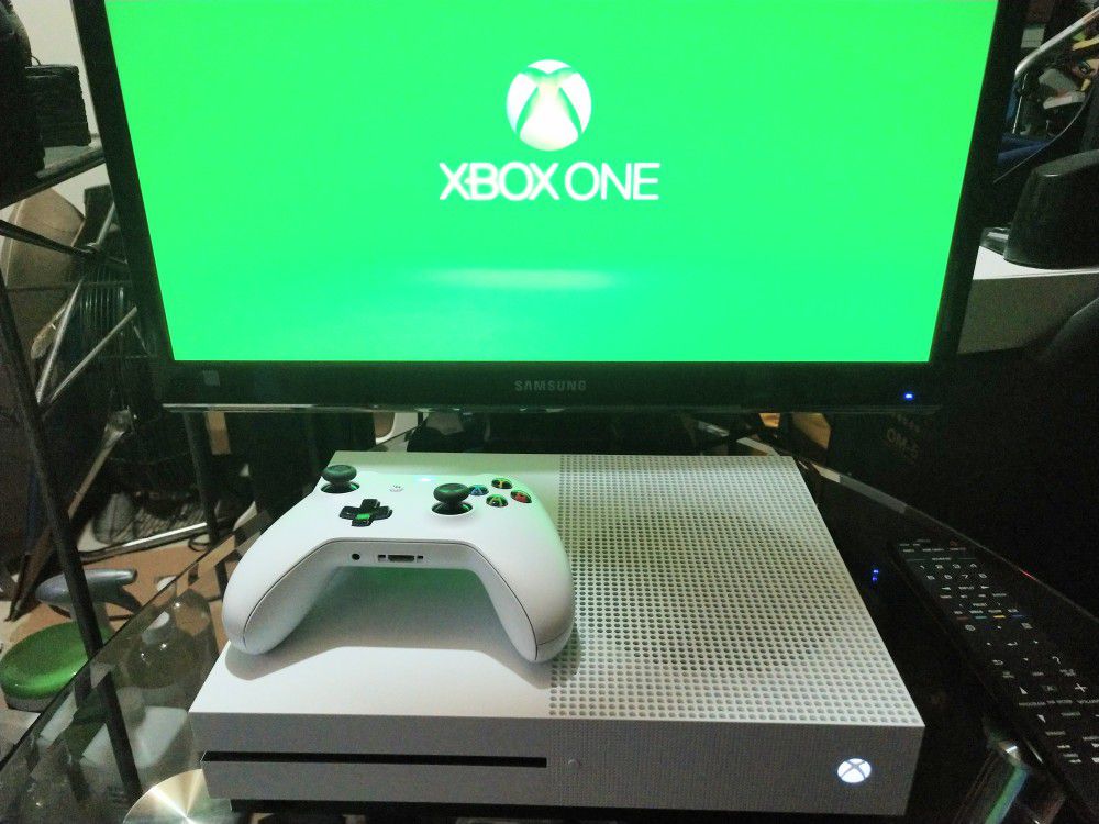 Xbox 1. 4 Games Remote. Game Pass & Xbox live