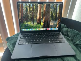 Apple MacBook Air M3 (13.6") • 16GB RAM • 256GB SSD • Excellent Condition