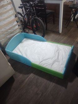 toddler bed w free mattress
