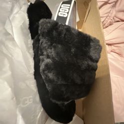 black uggs slippers