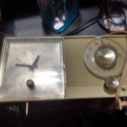 Vintage General Electric Clock Radio