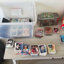 THOUSANDS OF VINTAGE SPORTS CARDS 