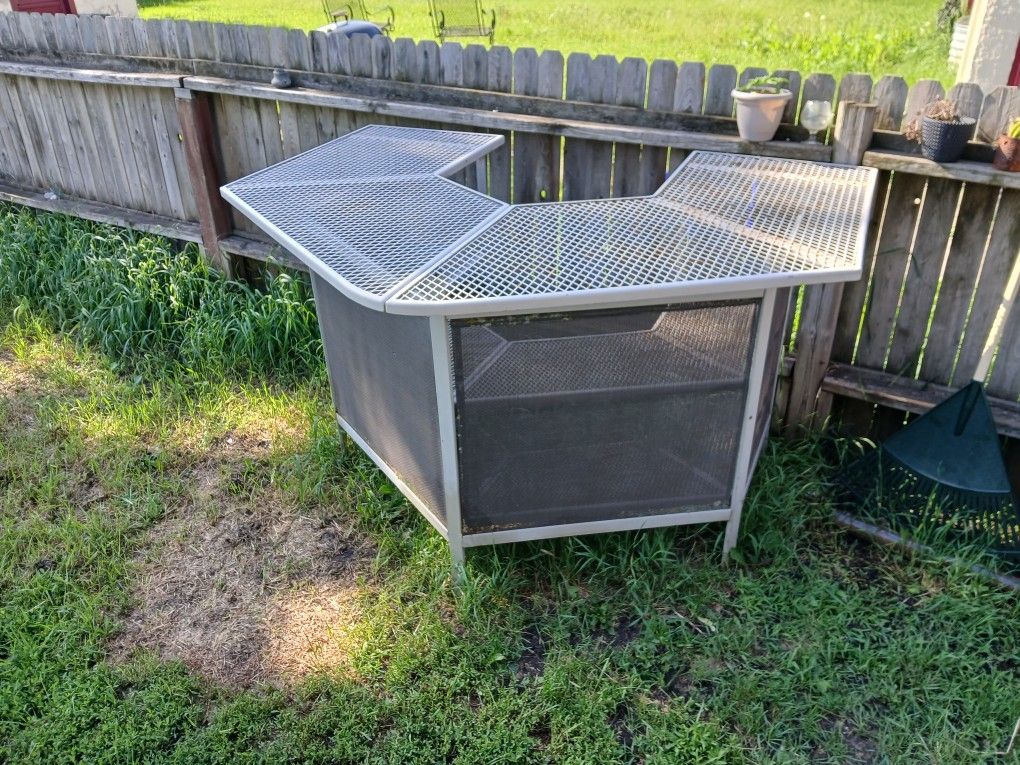 OUTSIDE BAR