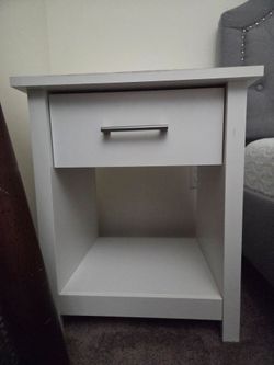 2 night stands white.