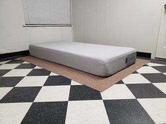 Extra Long Twin size mattress - can DELIVER almost anywhere for $20 extra - gently used and in LIKE NEW condition 😍