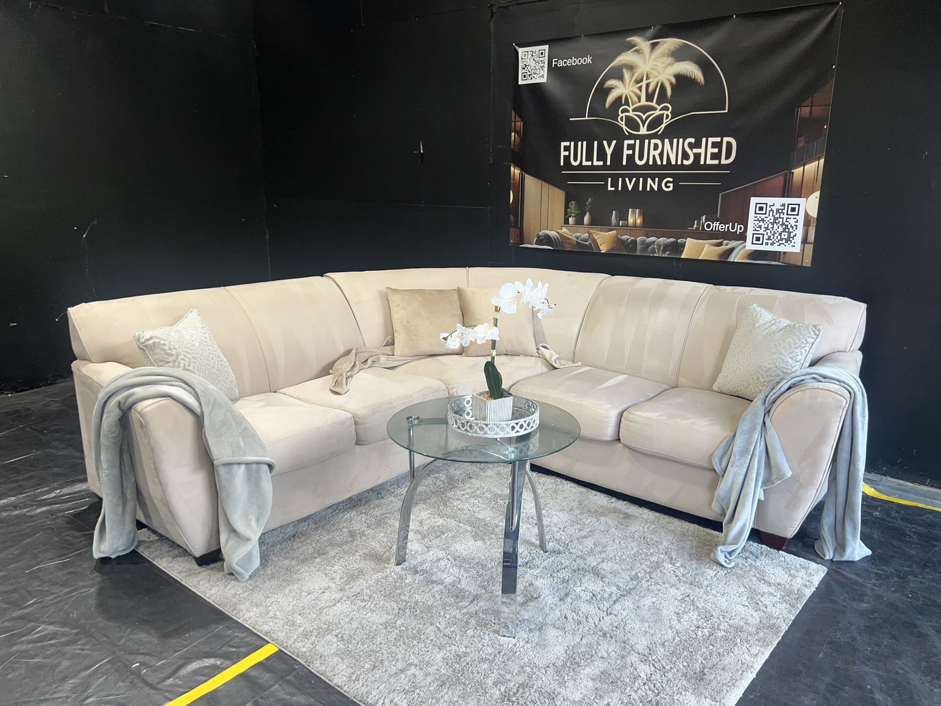 Sectional/couch/sofa,Color: beige, size:95x95, delivery available