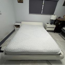 Queen White Leatherette Bed Set