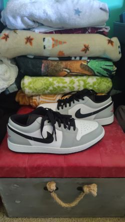 Nike Air Jordan 1 Low sneakers in the "Light Smoke Grey" coloway