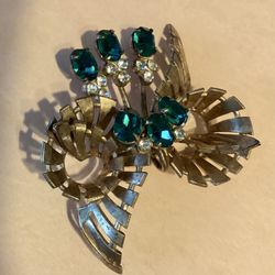 Delightful VTG brooch, emerald green rhinestones