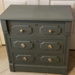 olive green vintage commode/ nightstand/ side table/ dresser.   pick up by lake travis high.  