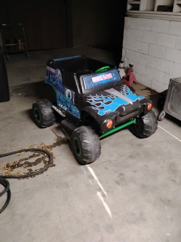 GRAVE DIGGER LIKE POWER WHEELS $50!
