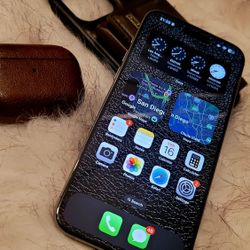 iPhone 15 Pro Max  BUNDLE – 256GB – Original Titanium – Like New