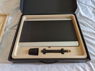 Wacom Intuos Pro Special Edition PTH651SE Medium Pen and Touch ...