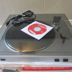 ION USB TURNTABLE  RECORD PLAYER ,, WORKS GREAT $40.00