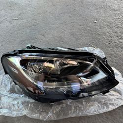 Mercedes Benz C300 - Passenger Side Headlight