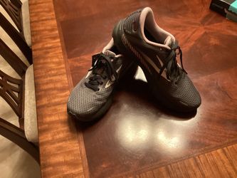 Ladies Brooks Adrenaline GTS22 $25.00 size 9.5