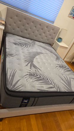 Queen Mattress-Sealy Posturepedic Plus-like new