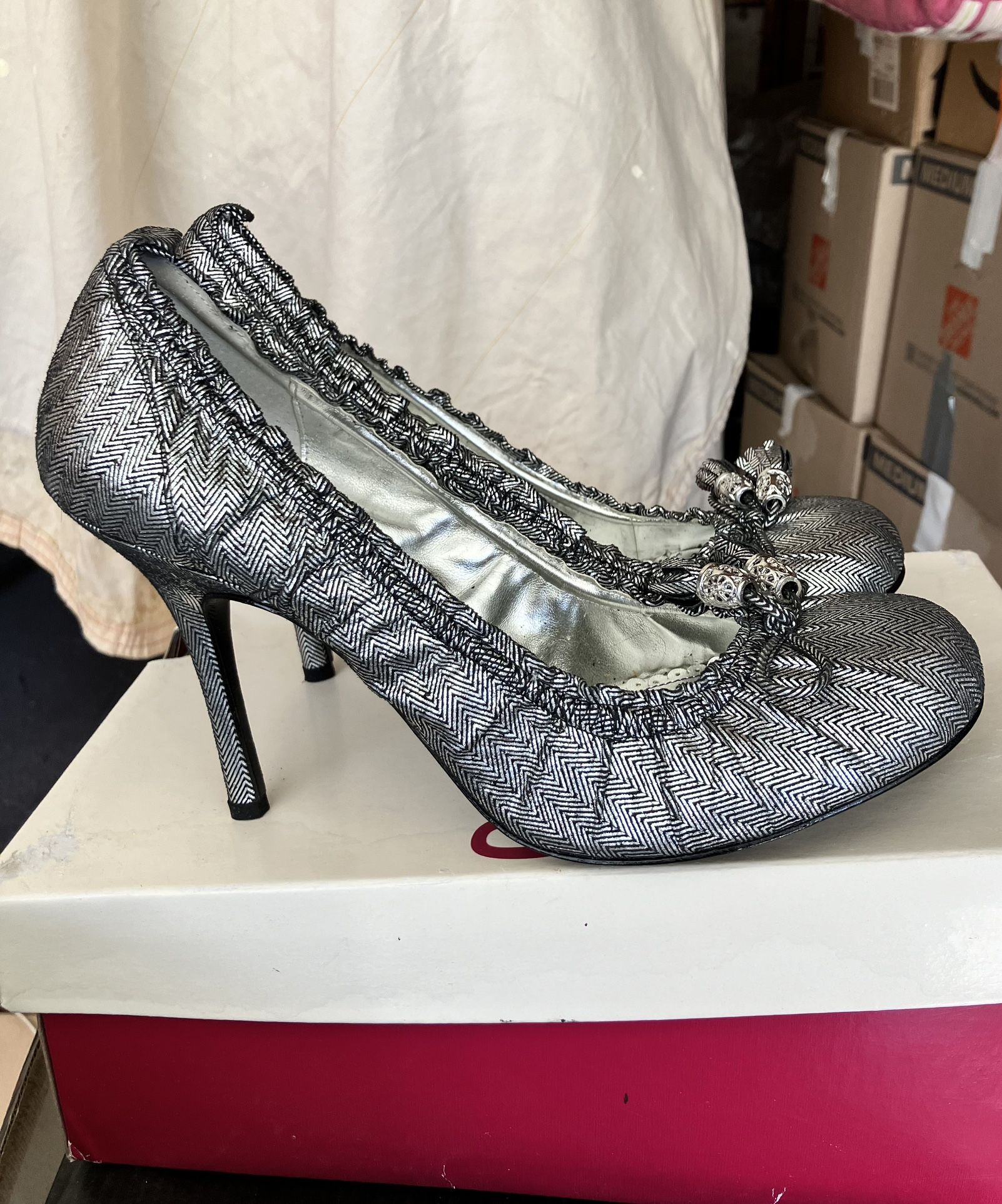 Silver Print Tie Heels-9 1/2