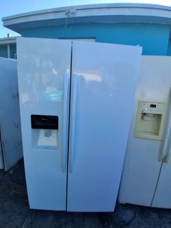 Frigidaire Top-Freezer Refrigerator White everything works well