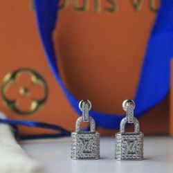 New 18k stainless steel silver comes with dust bag