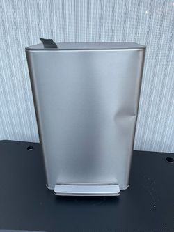 Used Kohler 47L Step Trash Can, with tail to open a lid as step is not good.