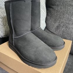 UGG Classic Short II (size 8)