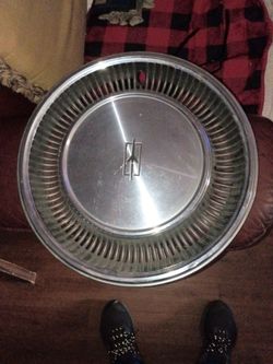 VINTAGE OLDSMOBILE HUBCAP